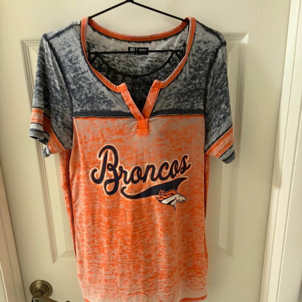 NFL Team Apparel Denver Broncos V-Neck Women's Tee Sz M New‎ Era Collection
